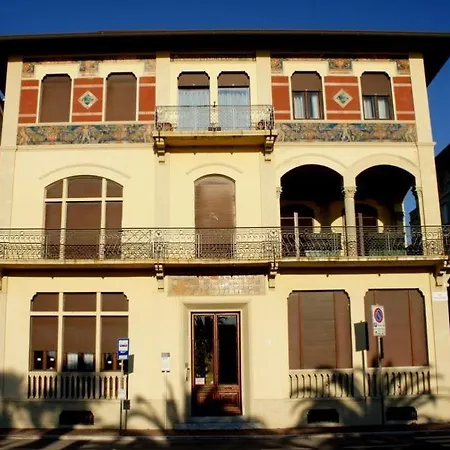 Villino Lungomare Apartment Viareggio